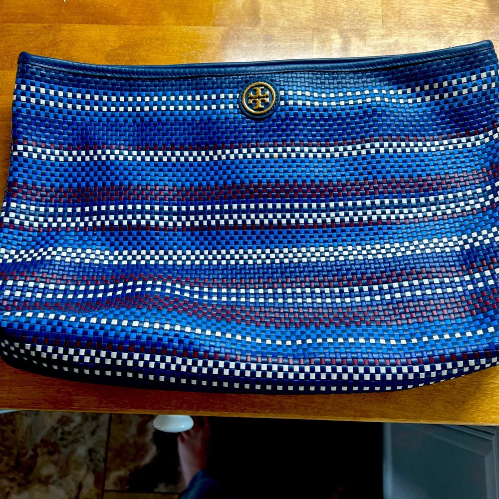 Tory Burch clutch💙. In good used condition.